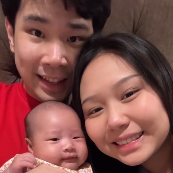 <p>Sophia Eleanor Justin, putri Jess No Limit dan Sisca Kohl sudah dibuatkan akun Instagram dengan nama <em>@sophianolimit,</em> sejak hari pertama kelahirannya. Akun ini berisi aktivitas menyenangkan yang dilakukan Sophia bersama kedua orang tuanya. Meski belum berusia setahun, pengikut Sophia sudah mencapai 171 ribu, lho. (Foto: Instagram: @jessnnolimit @sophianolimit)</p>