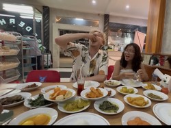 Cinta Kuya Tantang Pacar Bule Makan Nasi Padang Pakai Tangan