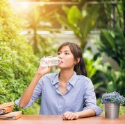 Minum Air Terlalu Banyak Ternyata Picu Berbagai Masalah Kesehatan, Cek Aturan Tepatnya di Sini!