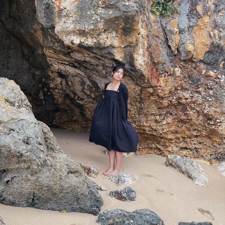 <p>Saat berlibur di pantai, Mariska membagikan potret OOTD ketika mengenakan <em>sleeveless dress</em> hitam. Ia juga memakai outer berupa <em>cardigan</em> berwarna senada. (Foto: Instagram @gregoriamrska)</p>