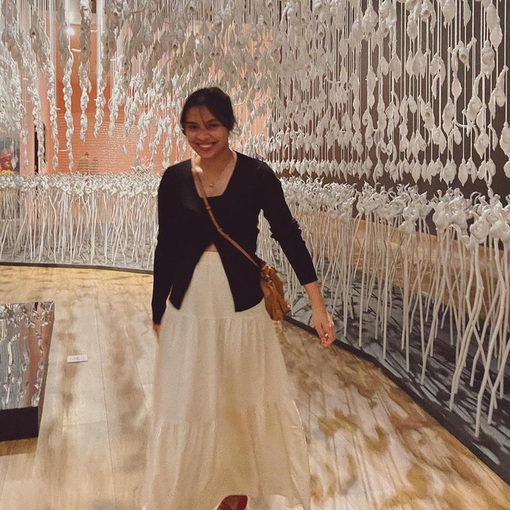 <p>Kerap tampil kece saat bertanding di lapangan, penampilan Mariska ketika <em>hangout</em> terlihat lebih memesona dengan busana feminin. Ia memakai <em>cardigan</em> yang dipadukan bersama <em>ruffle skirt</em> warna putih. (Foto: Instagram @gregoriamrska)</p>