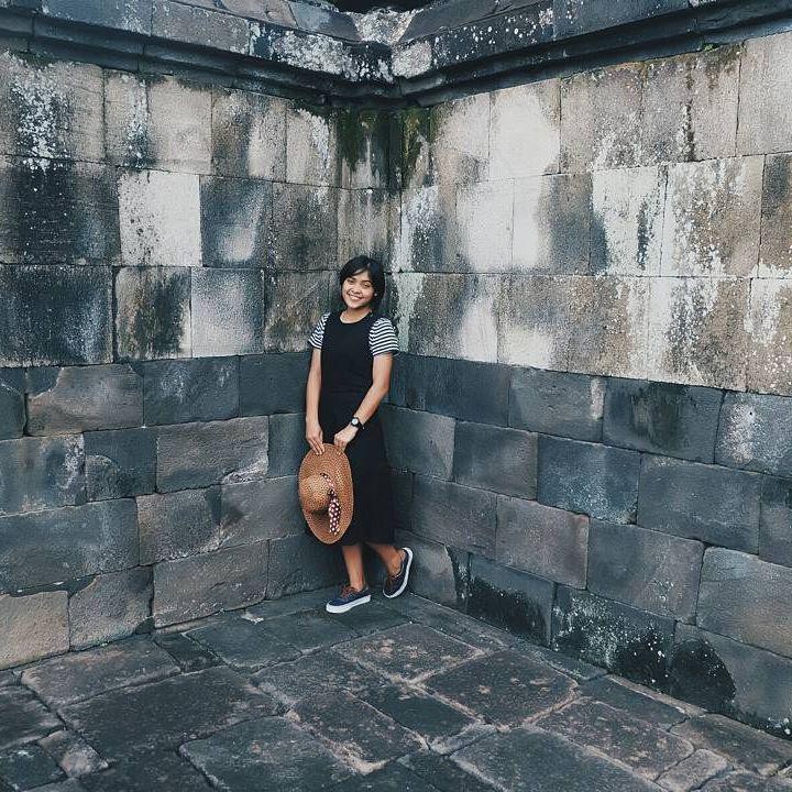 <p>Mariska tampil <em>playful</em> ketika mengenakan <em>overall dress</em> warna hitam yang dipadukan dengan<em> t-shirt</em> bermotif <em>stripes.</em> Ia memakai sepatu yang menambah sentuhan kasual. (Foto: Instagram @gregoriamrska)</p>