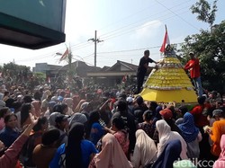 Warga Berebut Gunungan Tahu 2 Meter Saat Ritual Bersih Desa di Kediri