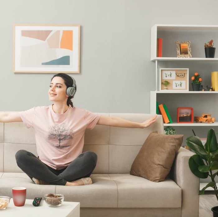 Ilustrasi perempuan bahagia/ foto : freepik/ stockking