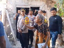 Kapolres Beri Bantuan Pensiunan Guru Sampang yang Tinggal di Rumah Ambruk