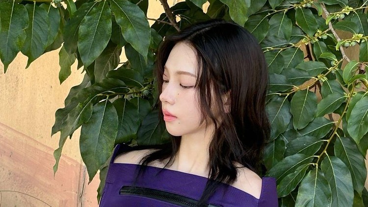 Karina aespa dengan model rambut layer sebahu