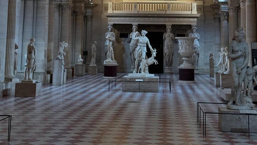 Kendall Jenner di Museum Louvre Kendall Jenner di Museum Louvre
