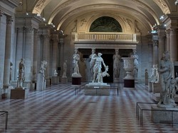 Daftar 8 Berlian yang Dicuri dalam Waktu 4 Menit dari Museum Louvre Prancis