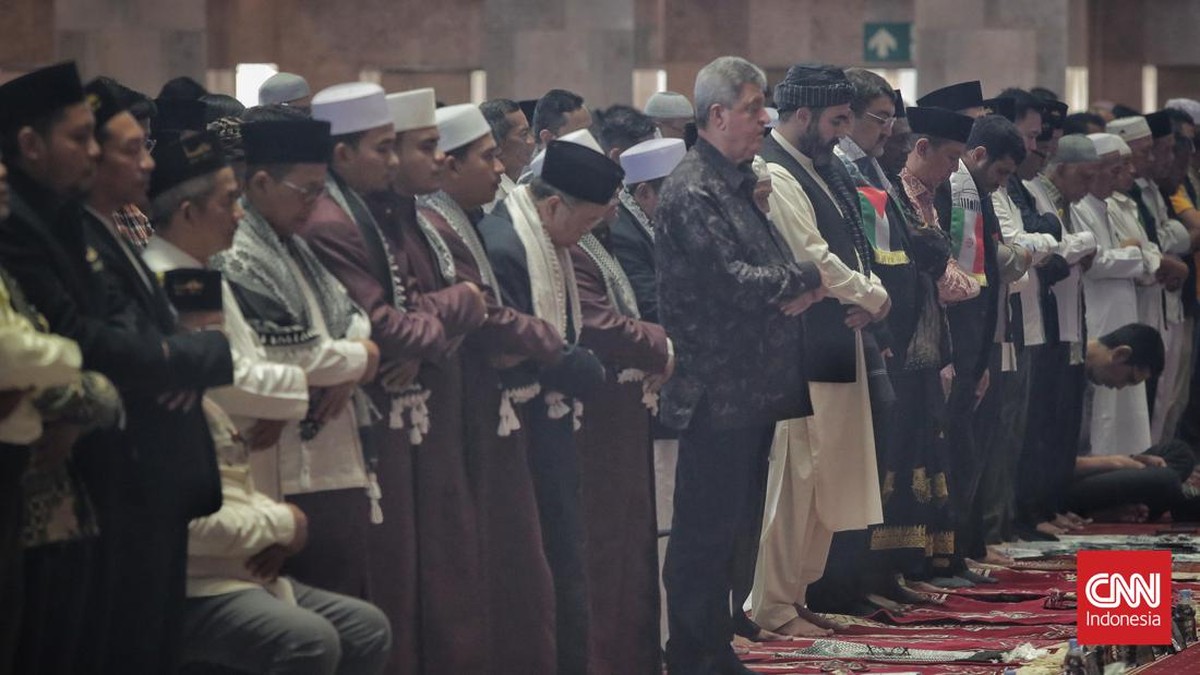 FOTO: Khusyuk Salat Gaib untuk Ismail Haniyeh di Masjid Istiqlal