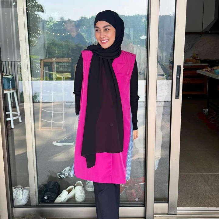 <p>Dalam potret berikutnya, adik Raffi Ahmad itu tampil memakai baju warna<em> shocking pink</em> yang dipadu bersama pashmina dan celana hitam. (Foto: Instagram @nissyaa)</p>