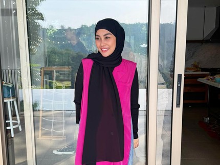 5 Potret Nisya Ahmad Berhijab usai Pulang Ibadah Haji
