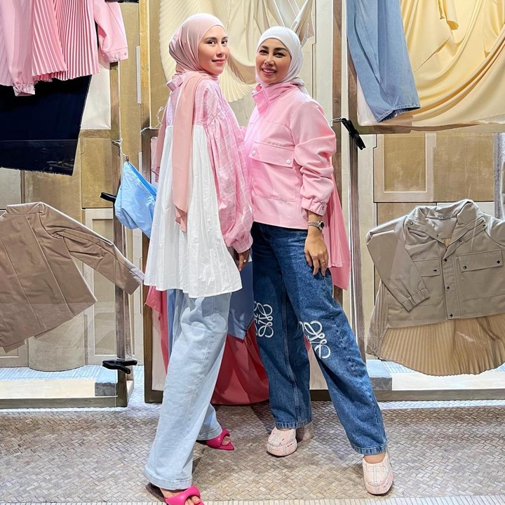 <p>Nisya Ahmad juga tampil kompak memakai busana Muslimah bersama Syahnaz. Ia memakai jaket turtleneck warna pink muda dengan celana jins bersiluet longgar. (Foto: Instagram @nissyaa)</p>