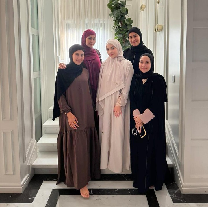 <p>Nisya Ahmad tampil berbeda usai pulang menunaikan ibadah haji. Dalam potret yang diunggah, ia berdiri di sebelah Nagita Slavina dengan mengenakan busana gamis Muslimah dengan hijab pashmina warna hitam. (Foto: Instagram @nissyaa)</p>