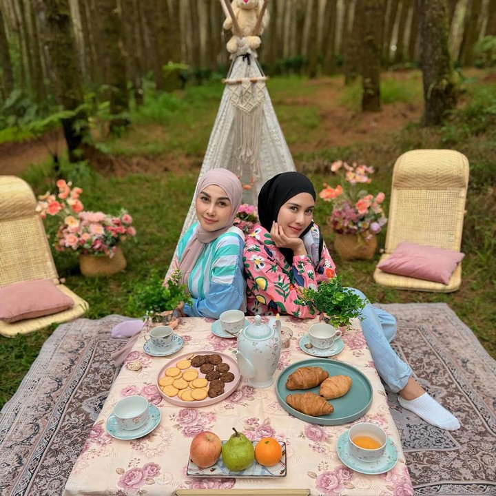 <p>Perubahan penampilannya sukses menuai komentar dari warganet, Bunda. "Nisya kelihatan aura wibawanya kala berhijab," komentar akun @aida_syam***. "Auranya jadi kelihatan elegan banget kalau pakai jilbab gini masyallah sampai jadi suka banget ngelihatnya," ujar @shsyx***. (Foto: Instagram @nissyaa)</p>