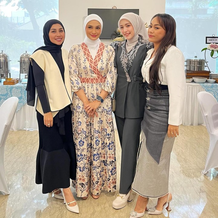 <p>Di acara berikutnya, Nisya kembali terlihat mengenakan hijab. Ia memadukan pashmina dan dress warna hitam bersama <em>vest</em> putih. Kita doakan semoga Nisya selalu istiqomah ya, Bunda. (Foto: Instagram @nissyaa)</p>