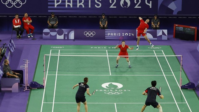 Duo Tiongkok Zheng dan Huang Merengkuh Emas Olimpiade dalam Ganda Campuran Badminton