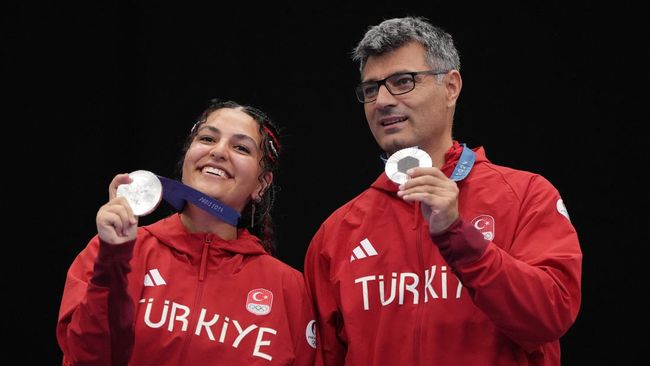 Aksi Yusuf Dikec di Olimpiade Paris 2024 membuat atlet menembak asal Turki itu viral menjadi "bintang film" John Wick dan Pulp Fiction.