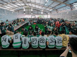 Persebaya Harapkan Keberuntungan Usai Kunjungi Pabrik Sponsor