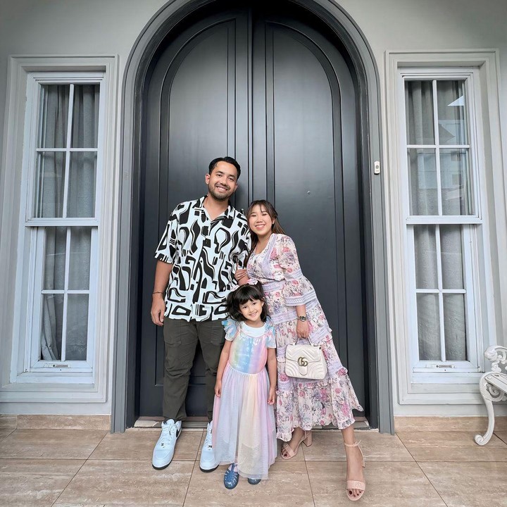 <p>Kiky Saputri menikah dengan Muhammad Khairi pada 28 Januari 2023, Bunda. Keduanya selalu memperlihatkan kekompakannya bersama sang anak angkat, Aisya. (Foto: Instagram: @kikysaputrii)</p>