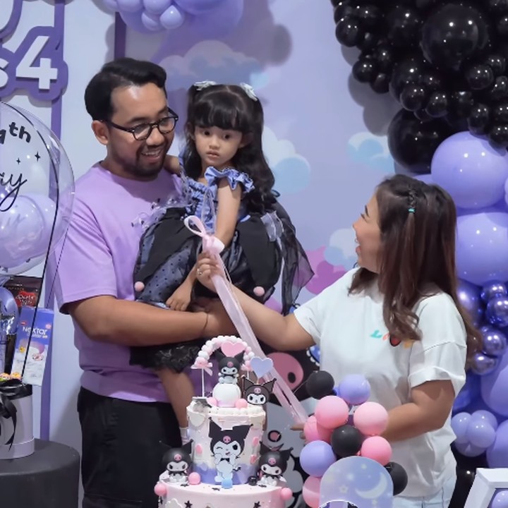 <p>Aisya sendiri terlihat cantik mengenakan gaun berwarna ungu dan hitam yang cantik. Tidak hanya itu, terdapat pula kue ulang tahun besar bertuliskan namanya. (Foto: Instagram: @kikysaputrii)</p>