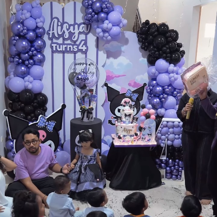 <p>Pesta ulang tahun Aisya sendiri bertemakan Kuromi, Bunda. Dekorasinya pun dipenuhi dengan warna ungu dan hitam yang meriah. (Foto: Instagram: @kikysaputrii)</p>