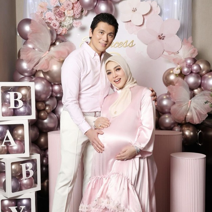 <p>Syahrini dan suaminya, Reino Barack, pertama kali membagikan kabar bahagia kelahiran putri mereka di media sosial. Keduanya kompak mengunggah foto bersama sebelum kelahiran anak pertama mereka. Pasangan yang menikah pada 27 Februari 2019 ini terlihat mengenakan pakaian serba pink, di mana baby bump Syahrini masih terlihat jelas. (Foto: Instagram @princessyahrini)</p>