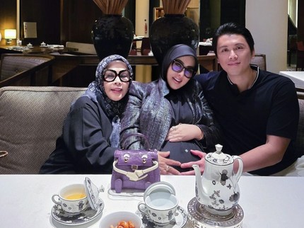 Syahrini Melahirkan di Singapura, Ibunda dan Mertua Asal Jepang Kompak Jaga Baby R