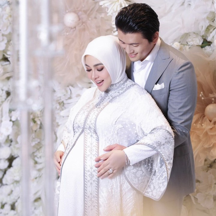 <p>Syahrini tetap terlihat menawan saat hamil besar. Ia tampil menawan dan anggun mengenakan gaun serba putih di momen sehari sebelum menyambut kelahiran putrinya sekaligus perayaan ulang tahun keponakannya Raja dan Ratu pada 31 Juli 2024 lalu. Foto: Instagram princessyahrini</p>