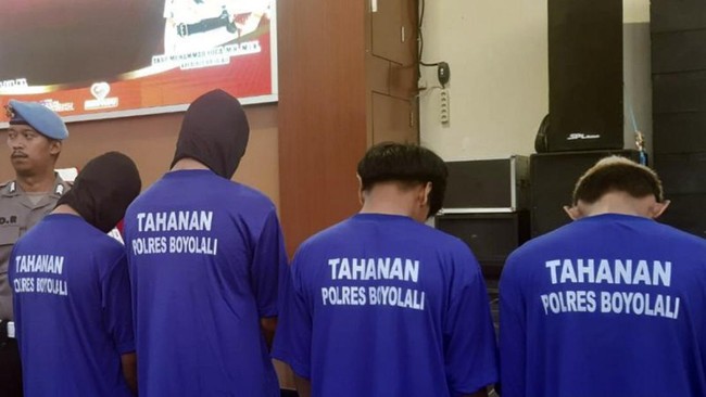 Remaja di Boyolali berinisial AHD (16) tewas dikeroyok empat anggota silat yang tidak terima lagu perguruan mereka dijadikan backsound status WhatsApp.
