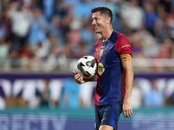 Saat Guardiola Ngecek... Six Pack-nya Lewandowski