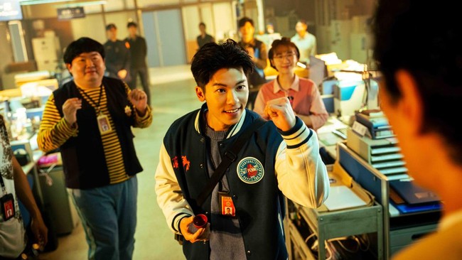 Greg Hsu Ulangi Peran Detektifnya dalam Seri Spin-off "Marry My Dead Body"