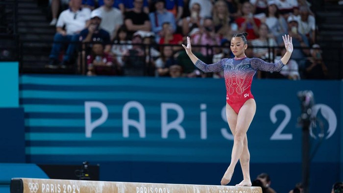 PARIS, FRANCE - AUGUST 01: Simone Biles of United States competes at the artistic gymnastics women's all-around final of the Paris 2024 Olympic Games at the Bercy Arena in Paris, France on August 01, 2024. (Photo by Aytac Unal/Anadolu via Getty Images)