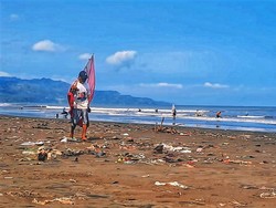 Menilik Tradisi Berburu Impun Nyalawena di Pesisir Loji Sukabumi