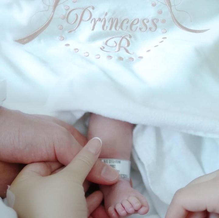 <p>Syahrini hanya mengungkap inisial nama bayi perempuannya ini dengan menyebut 'Princess R'. Meski belum secara terbuka mengekspose wajah sang putri, Syahrini sudah membagikan beberapa foto kebersamaan dengan baby R. (Foto: Intagram @princessyahrini/ @syh55)</p>