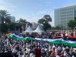 Aksi di Kedubes AS, Massa Bentangkan Bendera Raksasa Palestina-Merah Putih