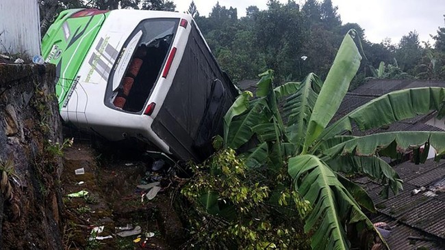 Kecelakaan Mengerikan di Puncak Bogor: Bus Terbalik, Sopir Andalkan Google Maps