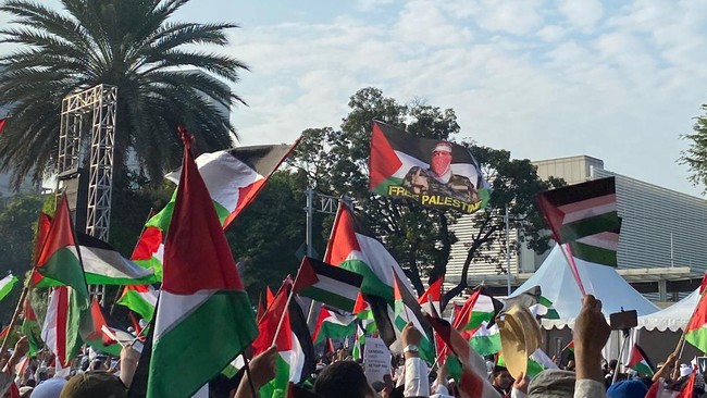 Pantauan CNNIndonesia.com di lokasi, bendera Palestina dengan gambar ahli bicara militer Brigade Al Qassam, Abu Ubaidah turut berkibar.