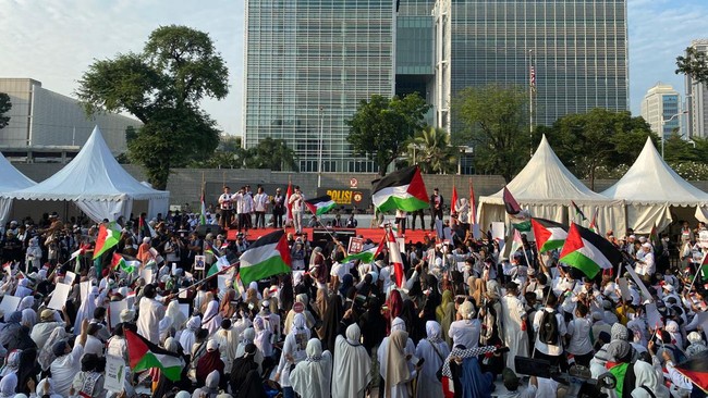 Massa mengibarkan bendera Indonesia dan Palestina berukuran 50 meter saat demonstrasi solidaritas untuk Palestina dan Pimpinan Hamas Ismail Haniyeh.