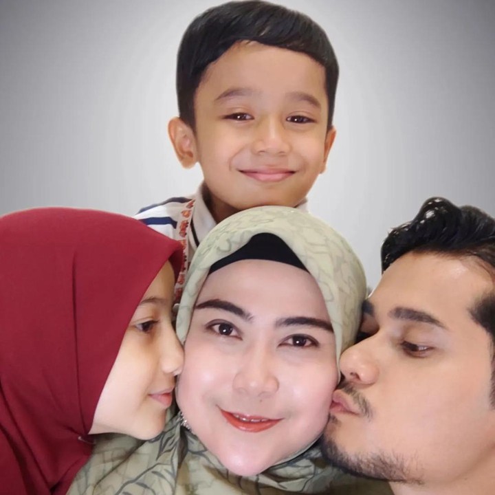<p>Kini, Silvi sibuk mengurus rumah tangga dan mengasuh kedua anaknya. Ia menjadi Bunda sambung untuk putri Ferdi yang bernama Fesya. Meski tak memiliki hubungan darah, Silvi dan Fesya sangat dekat serta saling mencintai. (Foto: Instagram @ferdiali56)</p>