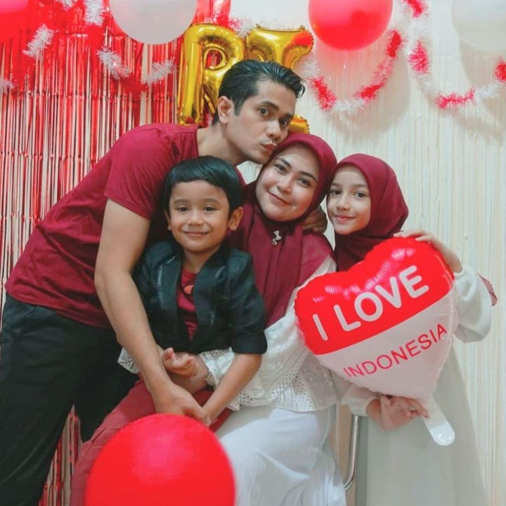 <p>Tak semua netizen melontarkan komentar pedas kepada Silvi. Ada juga yang justru bahagia melihat keharmonisan pasangan ini dan mendoakan mereka agar tetap langgeng. "<em>MasyaAllah,</em> bahagia selalu kak Ferdi dan keluarga selalu dalam lindungan Allah bersama keluarga," komentar akun @reni_mustik****. "Bahagia selalu kalian," ucap @_rrisk*** (Foto: Instagram @ferdiali56)</p>