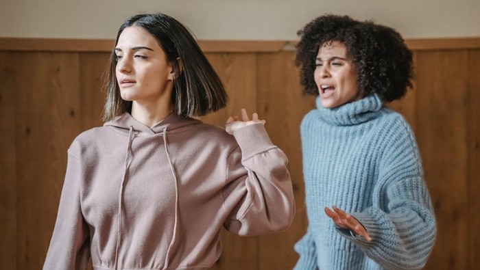 Ilustrasi saat tidak peduli dengan saran orang/Foto: pexels.com/liza-summer