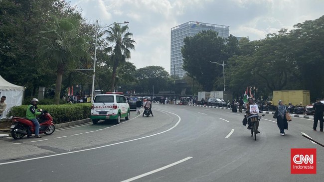 Arus lampau lintas sekitar Kedutaan Besar AS di Jakarta kembali dibuka usai tindakan dukung Palestina dan Ismail Haniyeh selesai, Sabtu (3/8).