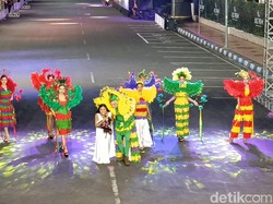 Bule Australia Pamer Kostum Karya Migi Rihasalay di Artwear JFC