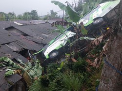 6 Fakta Bus Wisata Masuk Jurang dan Timpa Rumah di Jalur Alternatif Puncak