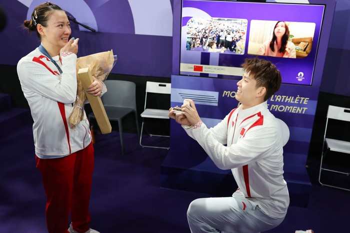 Pebulutangkis Liu Yuchen melamar peraih medali emas Huang Yaqiong usai upacara perebutan medali emas Ganda Campuran pada hari ketujuh Olimpiade Paris 2024 di Porte de La Chapelle Arena pada 2 Agustus 2024 di Paris, Prancis.