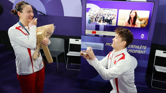 Pebulutangkis Liu Yuchen melamar peraih medali emas Huang Yaqiong usai upacara perebutan medali emas Ganda Campuran pada hari ketujuh Olimpiade Paris 2024 di Porte de La Chapelle Arena pada 2 Agustus 2024 di Paris, Prancis.