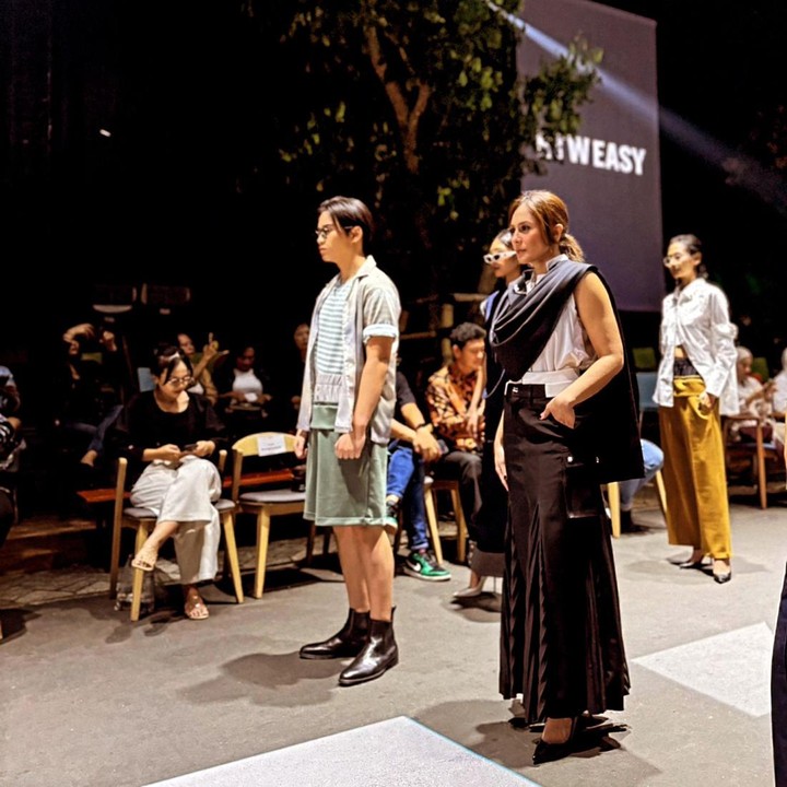 <p>Dalam potret yang dibagikan, Marco tampil percaya diri dalam sebuah acara <em>fashion show</em> untuk memperagakan koleksi busana. Ari Wibowo sangat bangga melihat sang putra yang pertama kali bekerja dan sudah punya penghasilan sendiri. (Foto: Instagram @ariwibowo_official)</p>