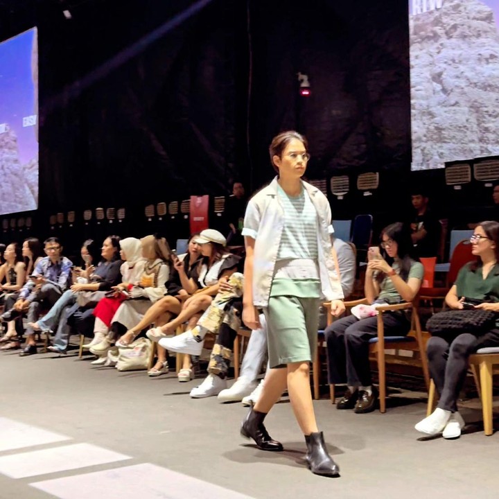 <p>Aktor berusia 53 tahun itu menuliskan pesan untuk si bungsu yang baru saja memulai karier sebagai model.<em> "So proud seeing you walk so effortlessly, @marco.wibowo. The beginning of a bright great future in showbiz,"</em> kata Ari. (Foto: Instagram @ariwibowo_official)</p>