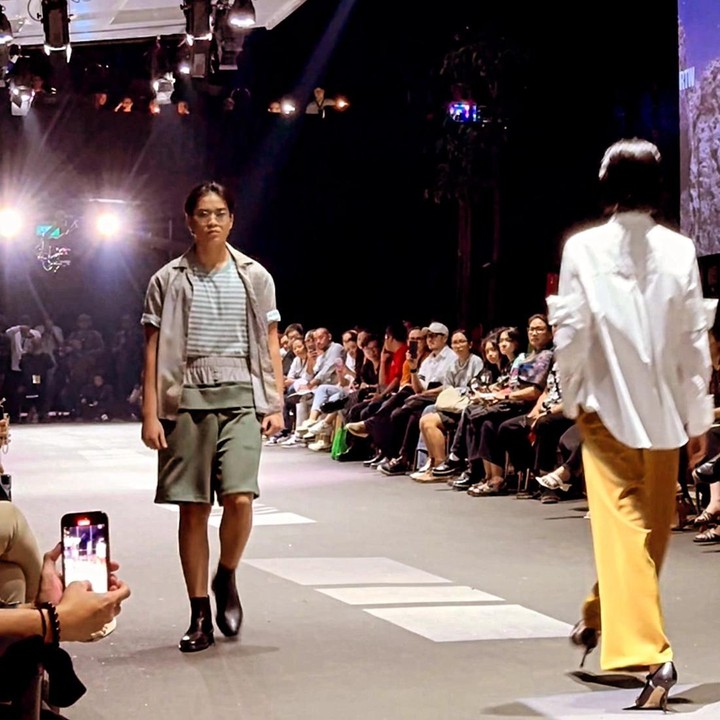 <p>Ari mengatakan, Marco mengikuti jejaknya sebagai model. Ketika muda, Ari Wibowo juga pernah mengikuti parade busana di acara <em>fashion show. "Just like me,</em> dulu waktu SMA tahun 1987, mulai sebagai model buat Fashion Show Pierre Cardin," kenang Ari. (Foto: Instagram @ariwibowo_official)</p>