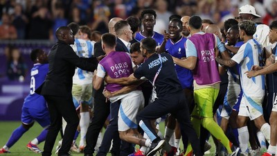 Pemain-pemain sepak bola timnas Prancis U-23 dan Argentina U-23 terlibat keributan sesaat setelah pertandingan perempat final Olimpiade 2024.